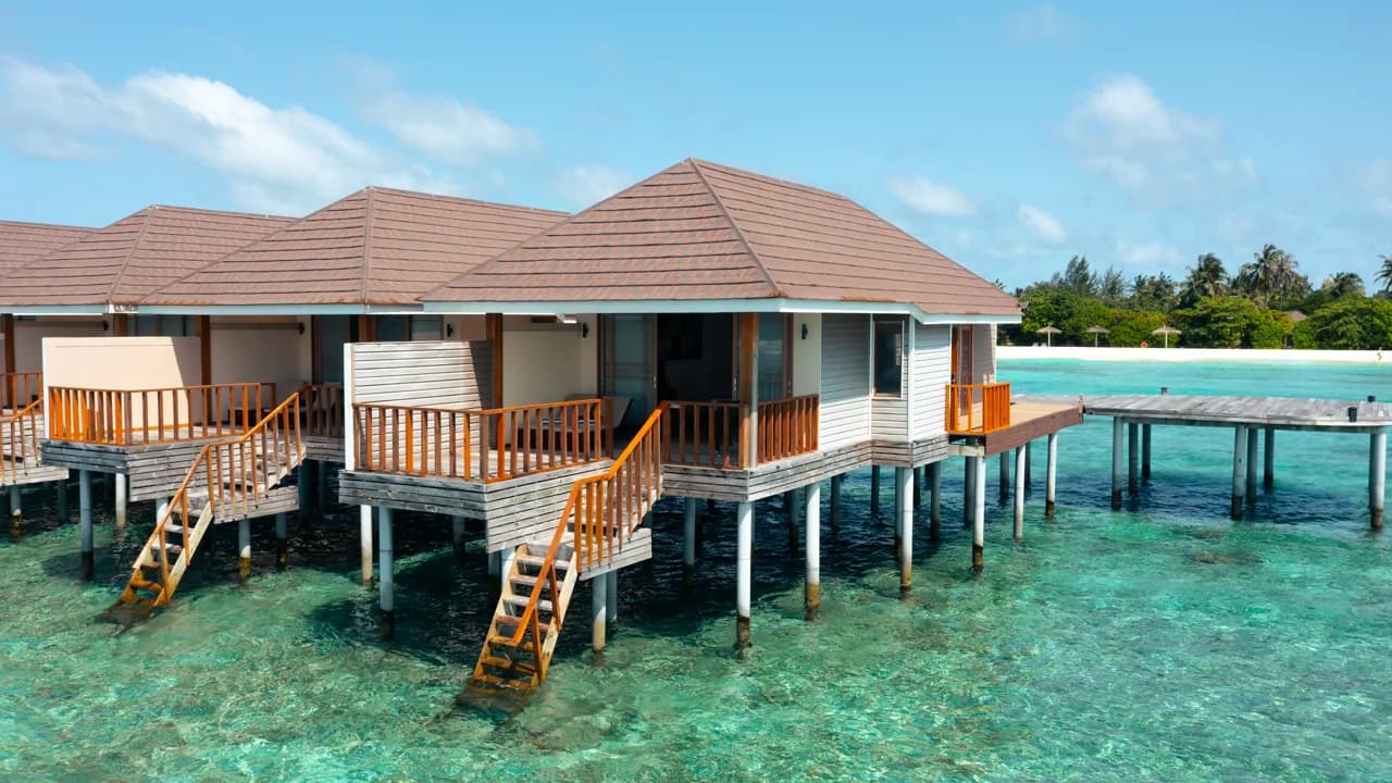 فيلات Water Villa فوق المحيط في منتجع Brennia Kottefaru